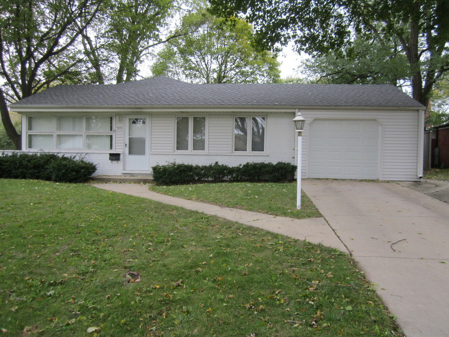 Property Photo:  1806 Thornwood Lane  IL 60062 