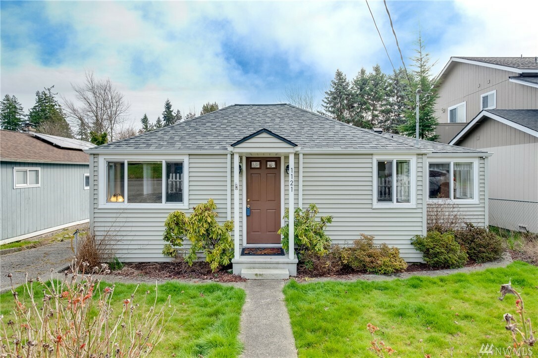 Property Photo:  1121 Tacoma Ave  WA 98366 