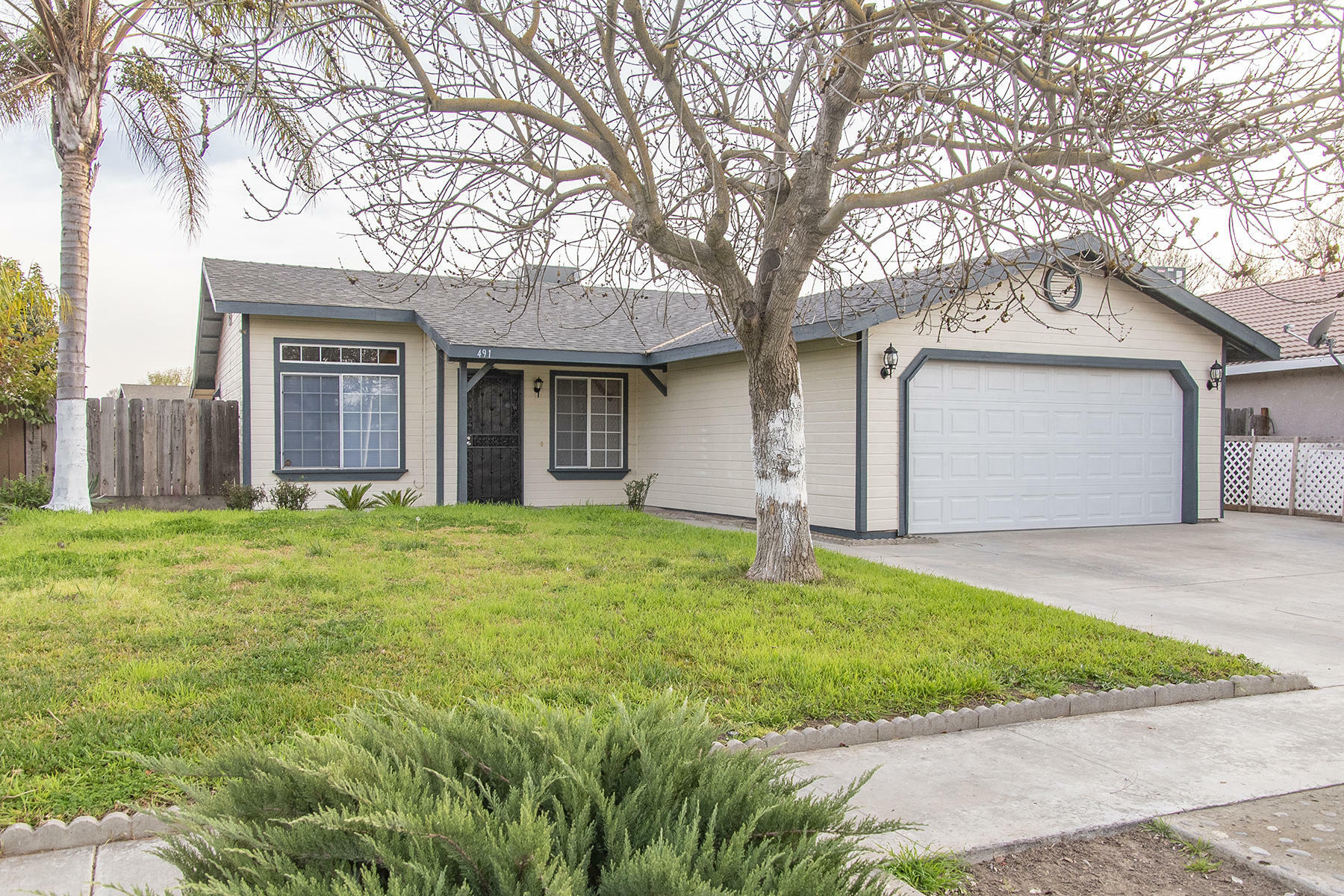 491 W Buttonwood Avenue  Tulare CA 93274 photo