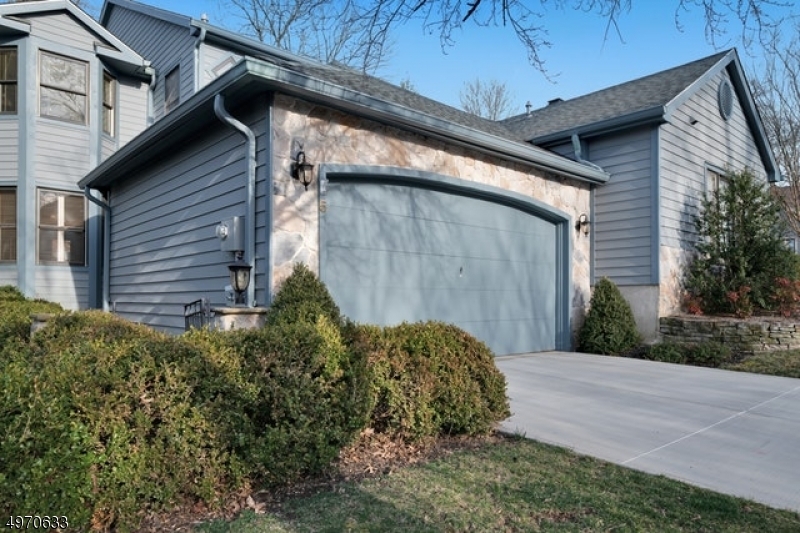 Property Photo:  5 Hillside Ct  NJ 08530 