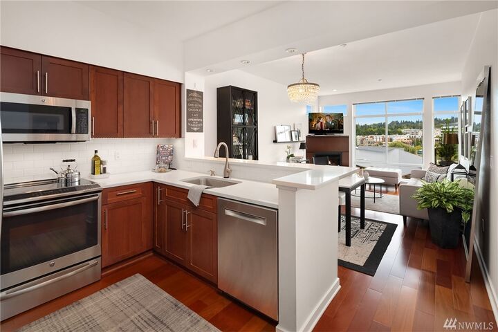 Property Photo: 211 Kirkland Avenue 504 WA 98033