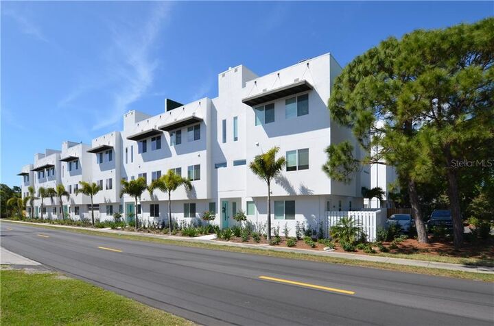 Property Photo:  3100 W Paul Avenue 1  FL 33611 