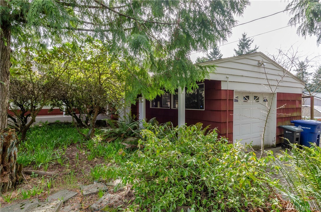 Property Photo:  1225 S 128th St  WA 98168 