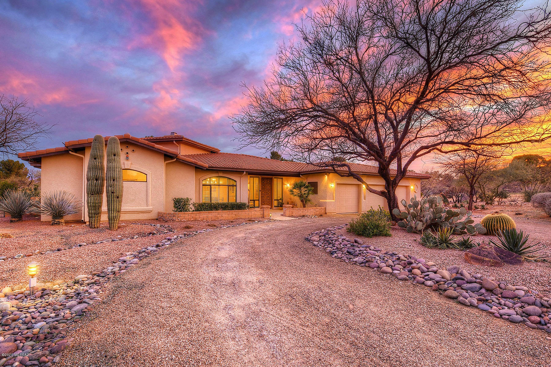 Property Photo:  1061 W Placita De La Cotonia  AZ 85622 