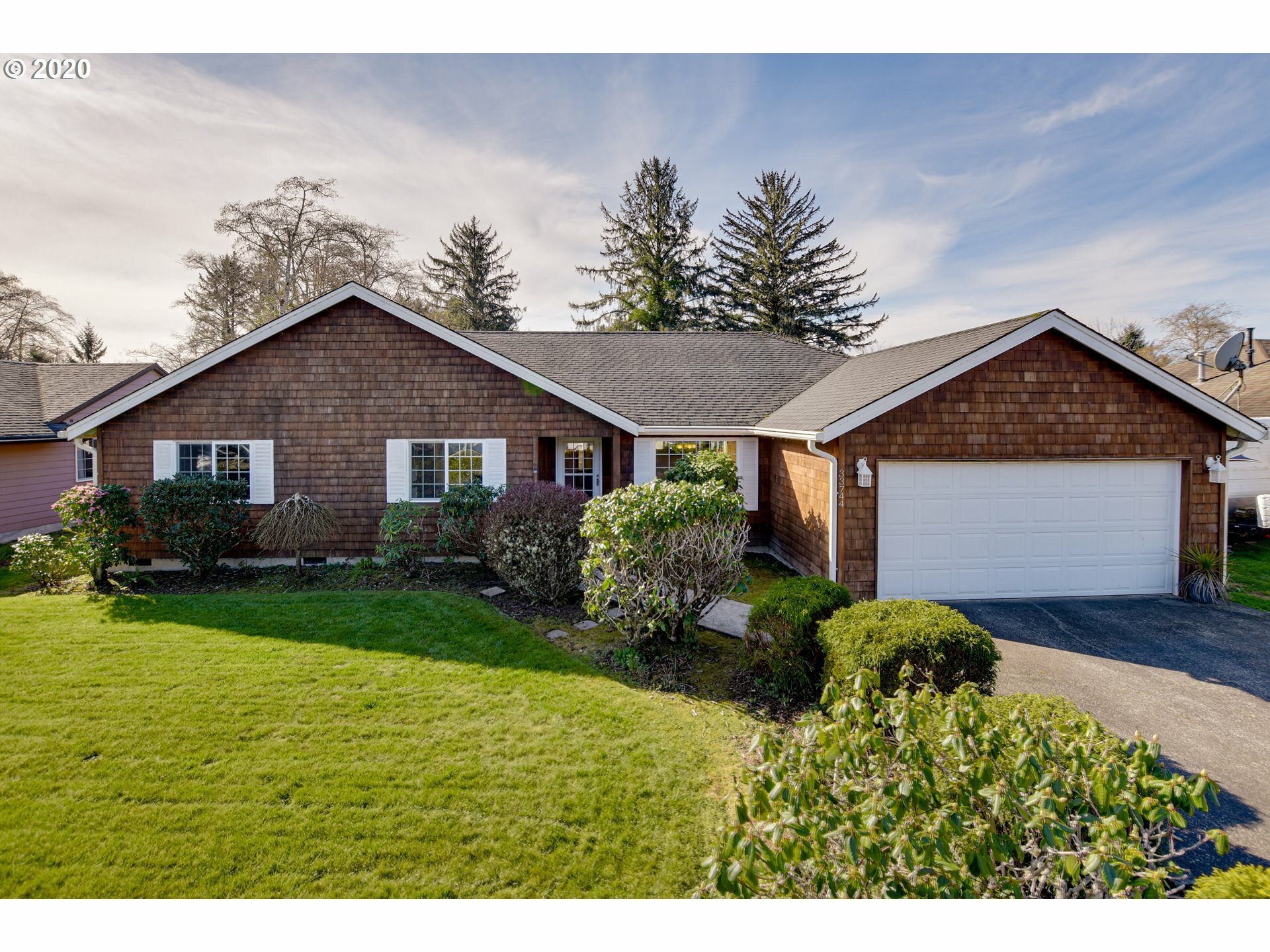 Property Photo: 33744 Lake Front Dr OR 97146