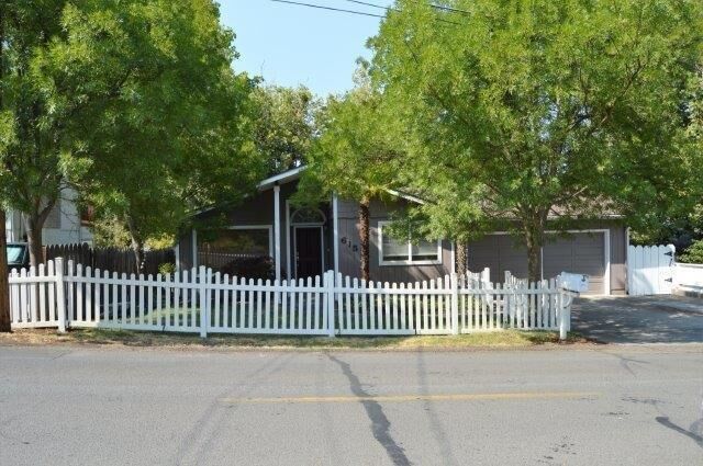 Property Photo: 615 Hueners Lane OR 97530