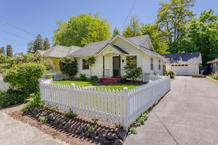 1014 E 11th Street  Medford OR 97504 photo