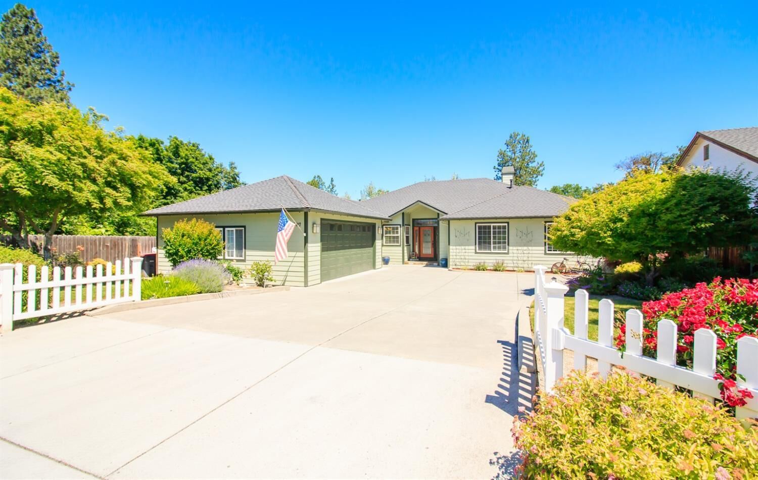 Property Photo: 2847 Lone Pine Road OR 97504