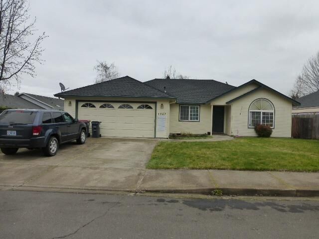 Property Photo: 1747 Louise Avenue OR 97501