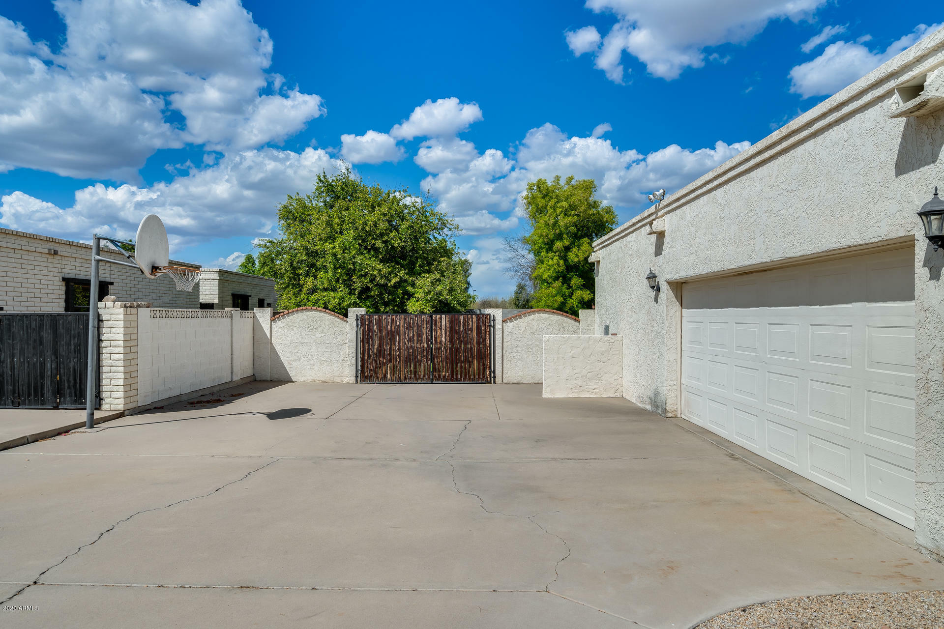 Property Photo:  410 E Campina Drive  AZ 85340 