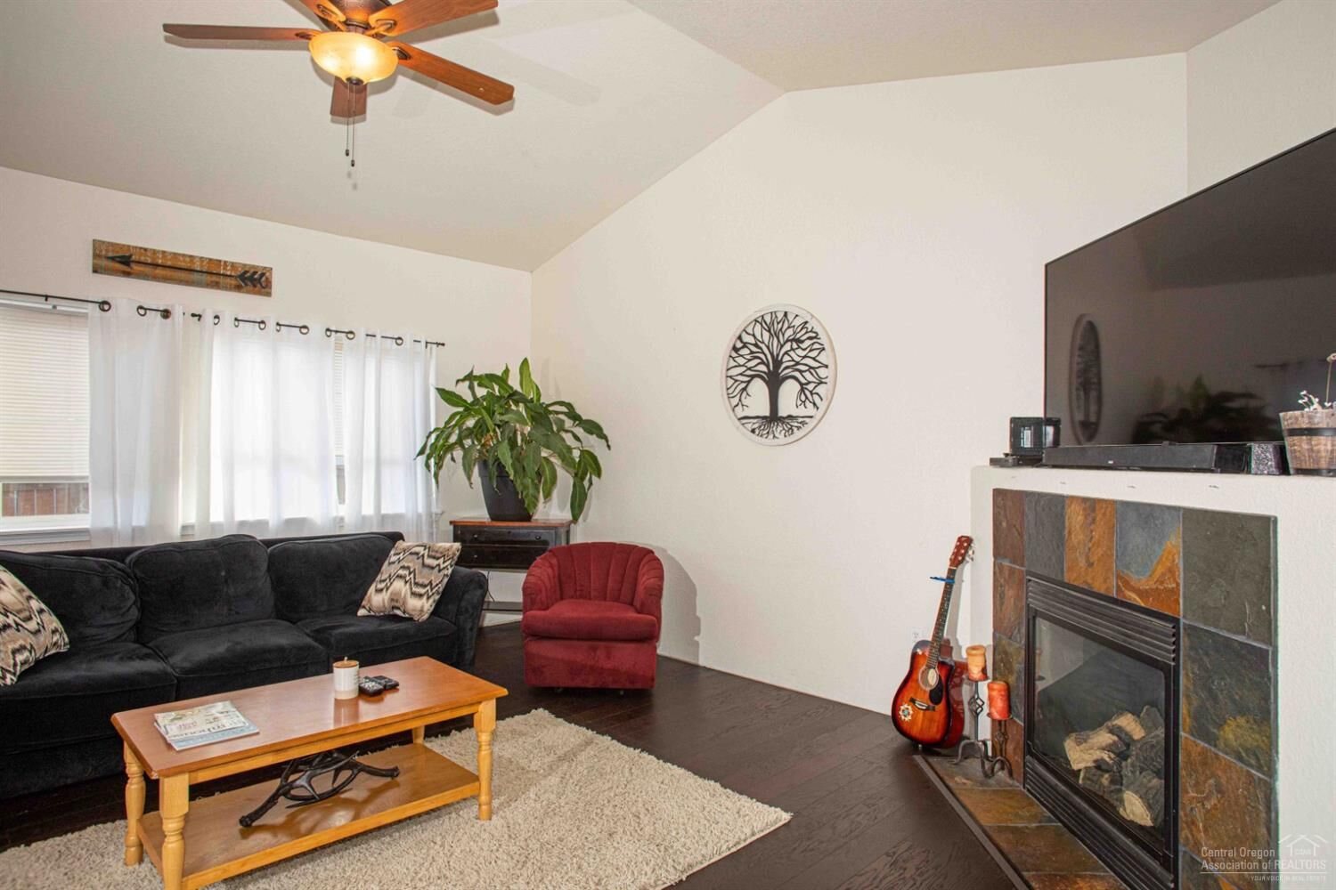Property Photo:  587 SW H Street  OR 97741 