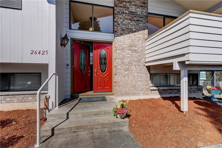 Property Photo:  26425  Somerset Lane  WA 98032 