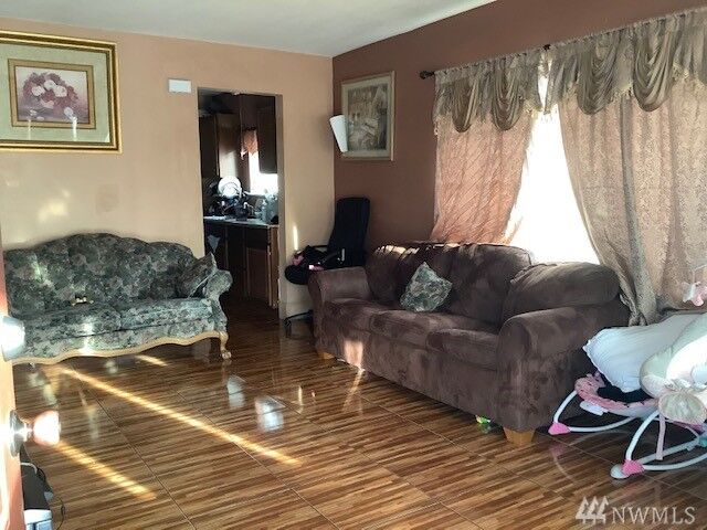 Property Photo:  409  Malaga Avenue  WA 98801 