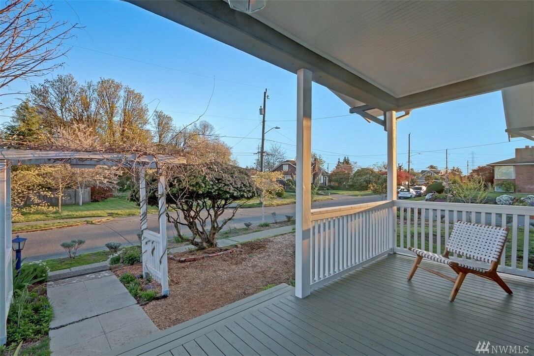 Property Photo:  2704 S Dawson St  WA 98108 