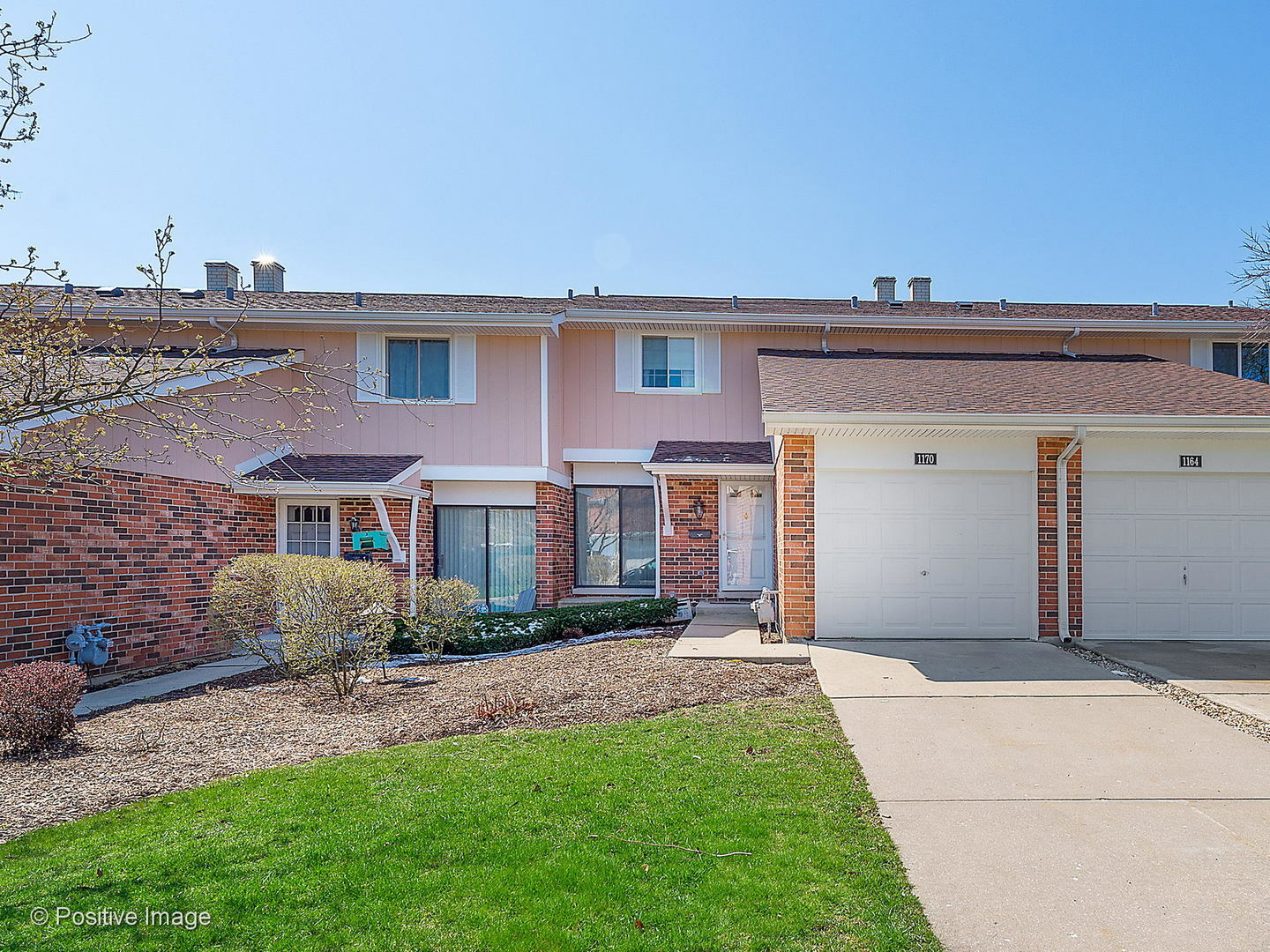 Property Photo: 1170 Leicester Court IL 60189