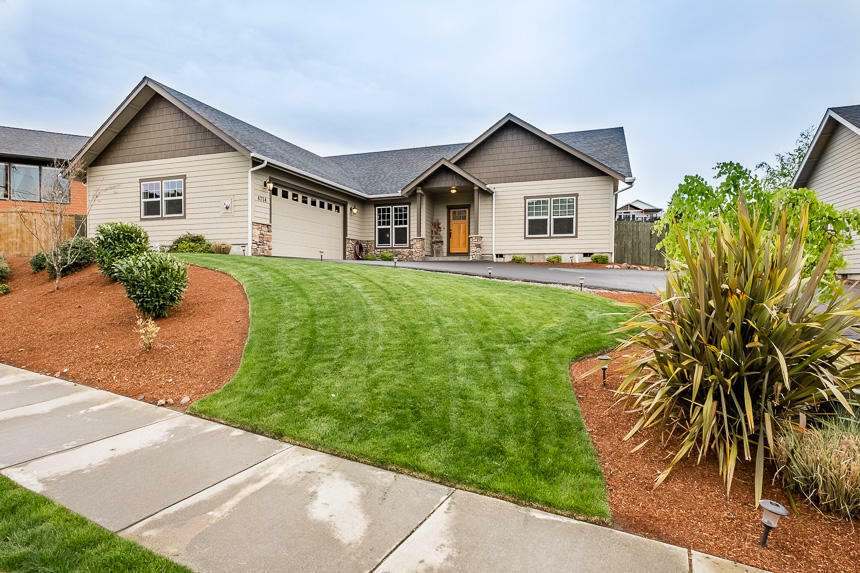 Property Photo: 4754 Hillcrest Road OR 97504