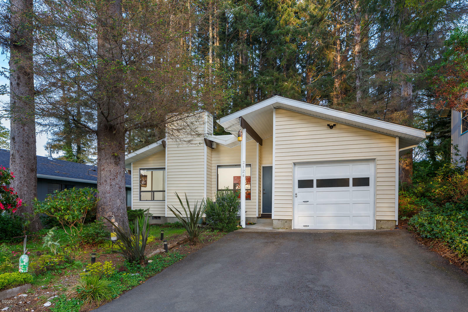 Property Photo: 2124 NE Reef Avenue OR 97367