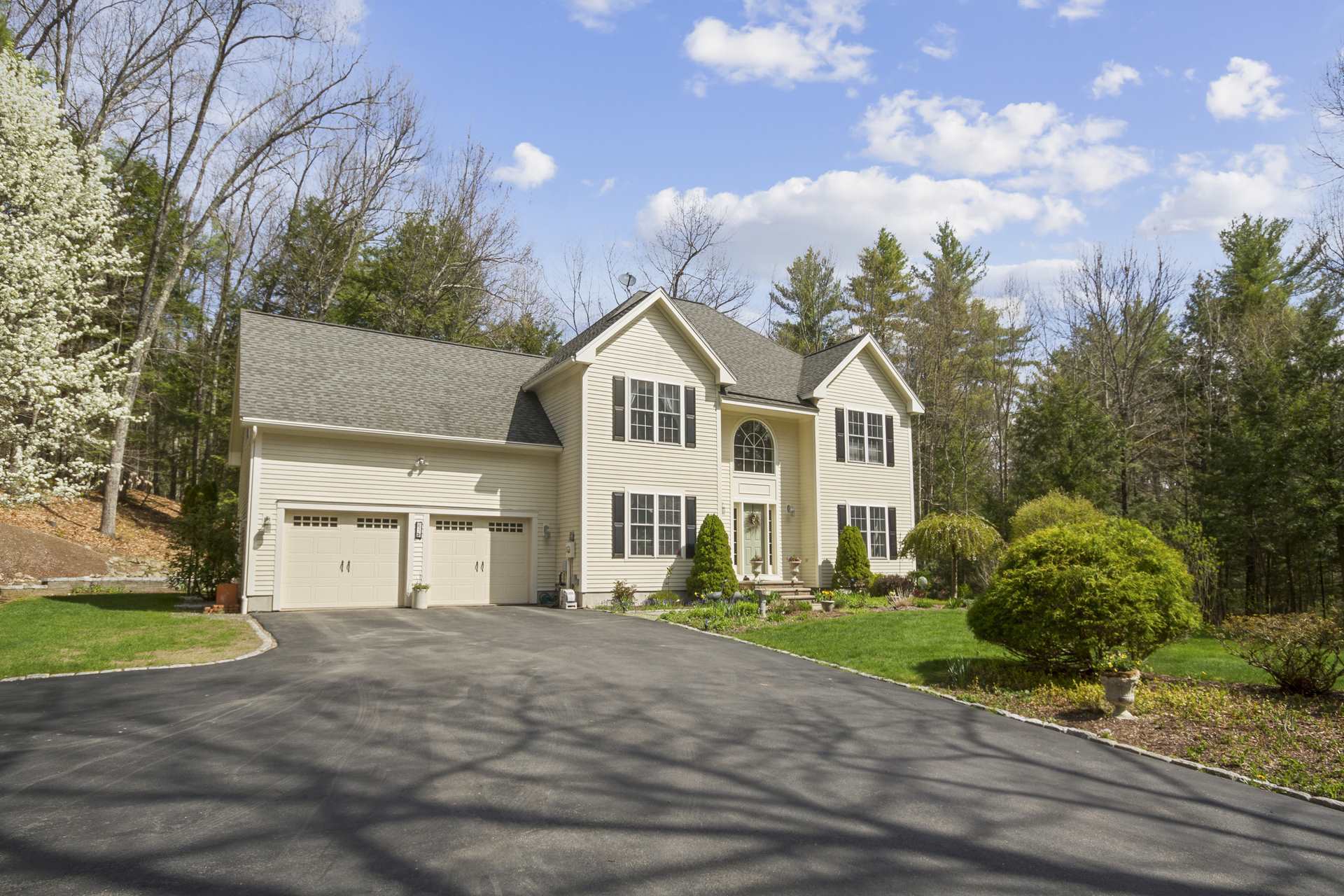 Property Photo: 5 Deer Brook Way NH 03057