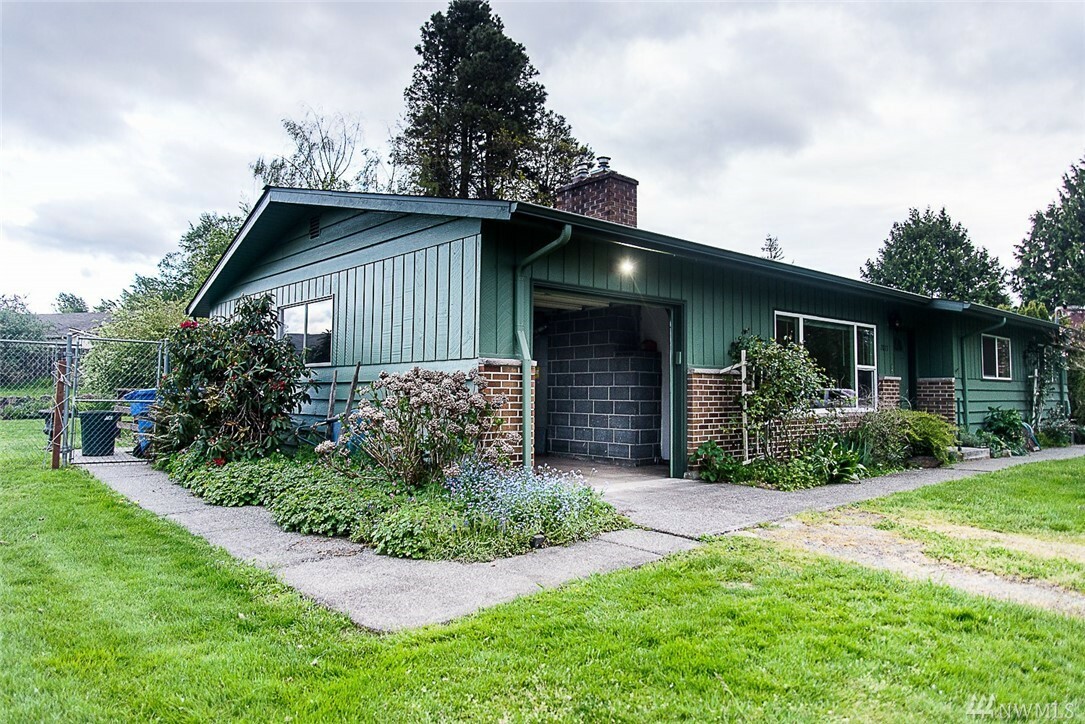 Property Photo:  2017 122nd Ave E  WA 98372 