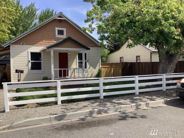 Property Photo:  827  Malaga Avenue  WA 98801 