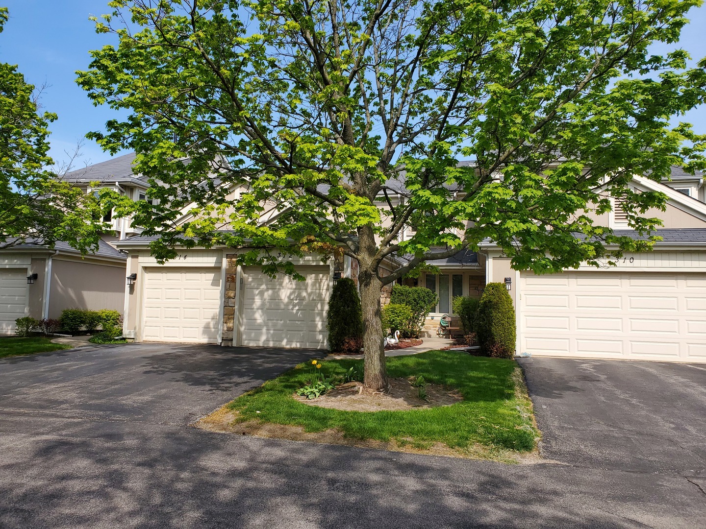 Property Photo: 312 Redwing Drive IL 60015