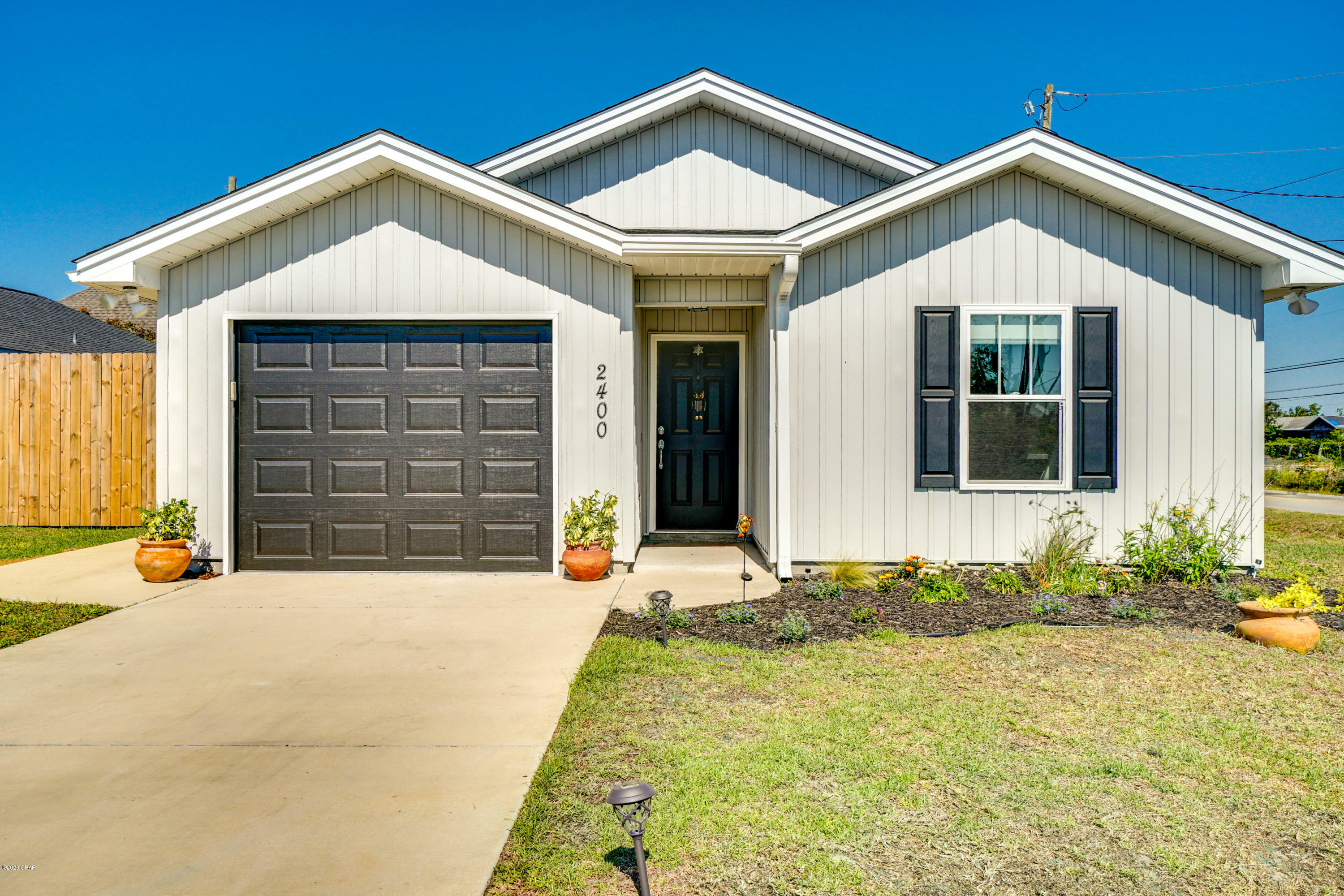 Property Photo: 2400 Quiet Oaks Drive FL 32405