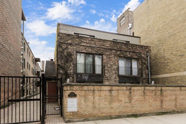 Property Photo:  3732 N Pine Grove Avenue 2bc  IL 60613 