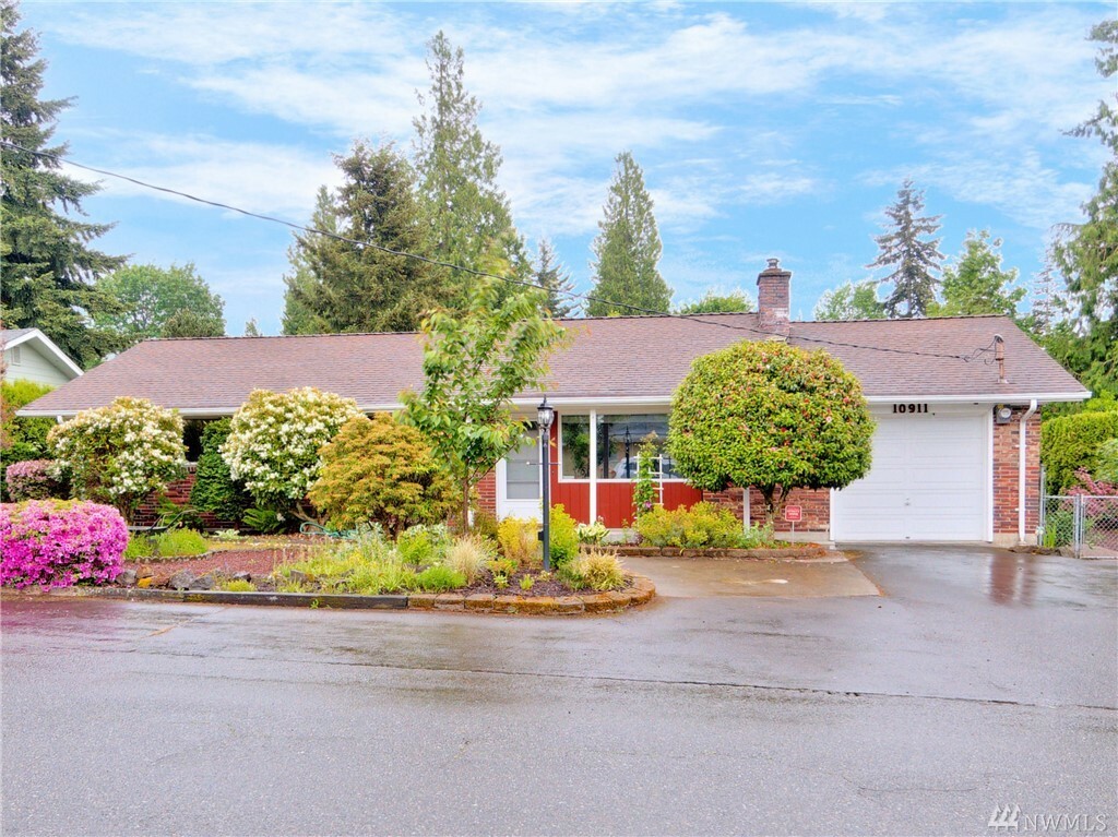 Property Photo:  10911 SE 181st St  WA 98055 