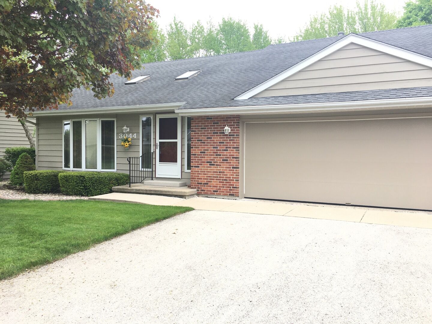 Property Photo: 3044 Fairway Oaks Drive 3044 IL 60115