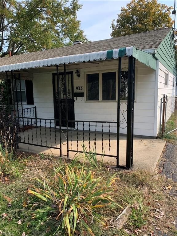 Property Photo: 933 East Drive OH 44054