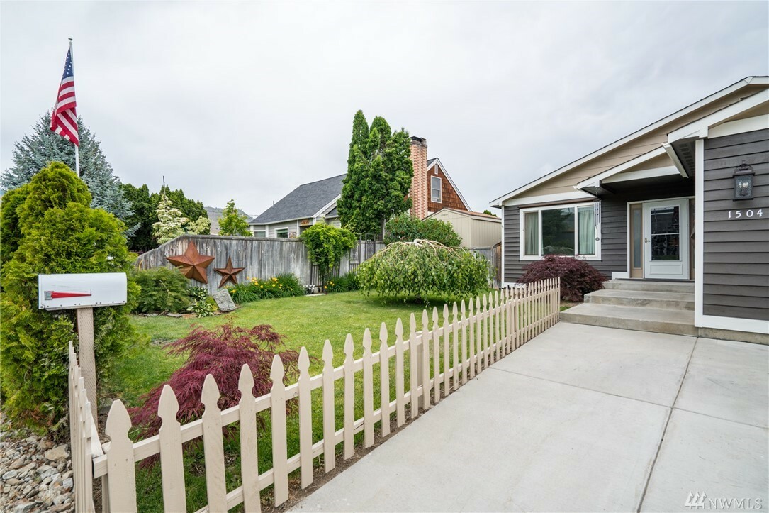 Property Photo:  1504 9th St  WA 98801 