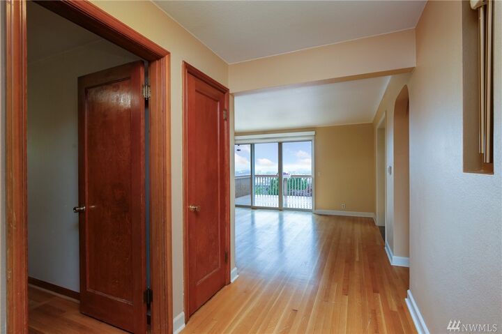 Home for sale in Renton 515 Renton Ave S, Renton, WA 98057