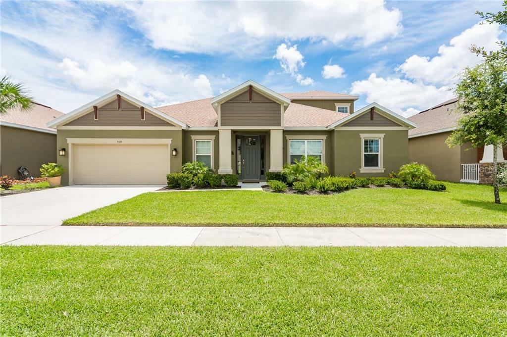 Property Photo:  909 Heritage Groves Drive  FL 33510 