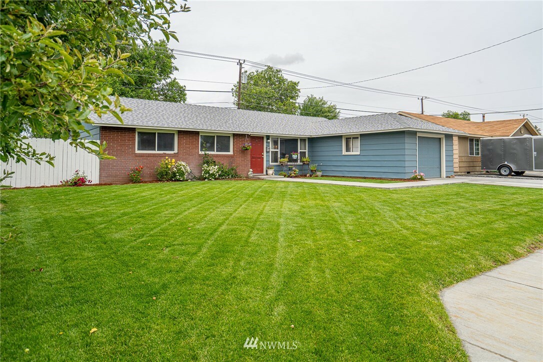 Property Photo:  442 Sharon Avenue E  WA 98837 