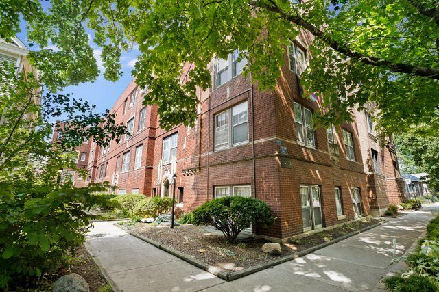 Property Photo: 1748 W Granville Avenue 2B IL 60660