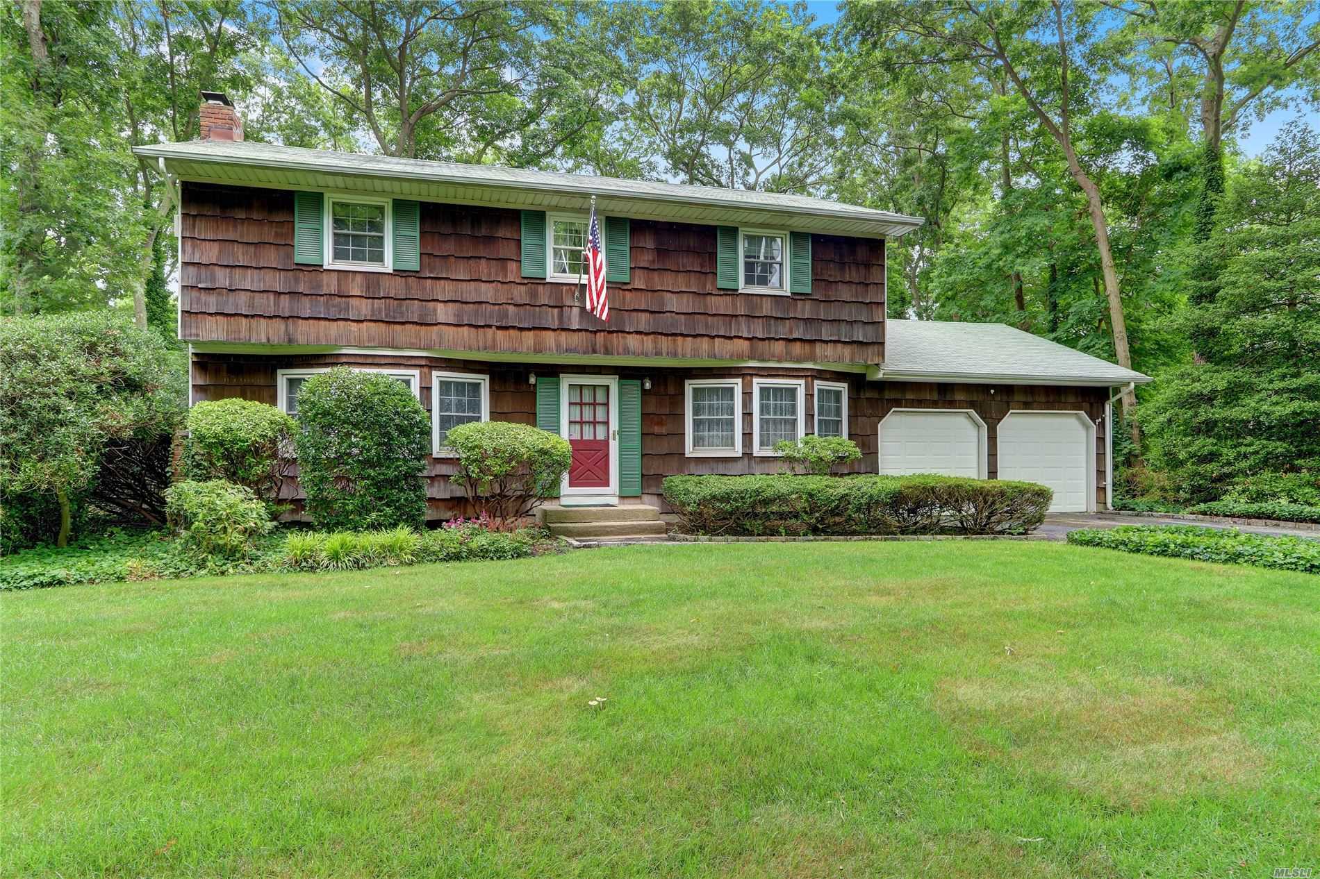 Property Photo:  18 Donnatella Lane  NY 11767 