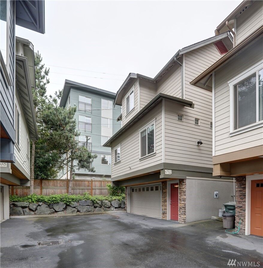 Property Photo: 6712 198 Place SW WA 98036