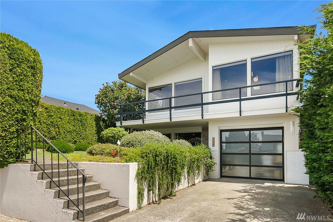 Property Photo: 3220 Arapahoe Place W WA 98199