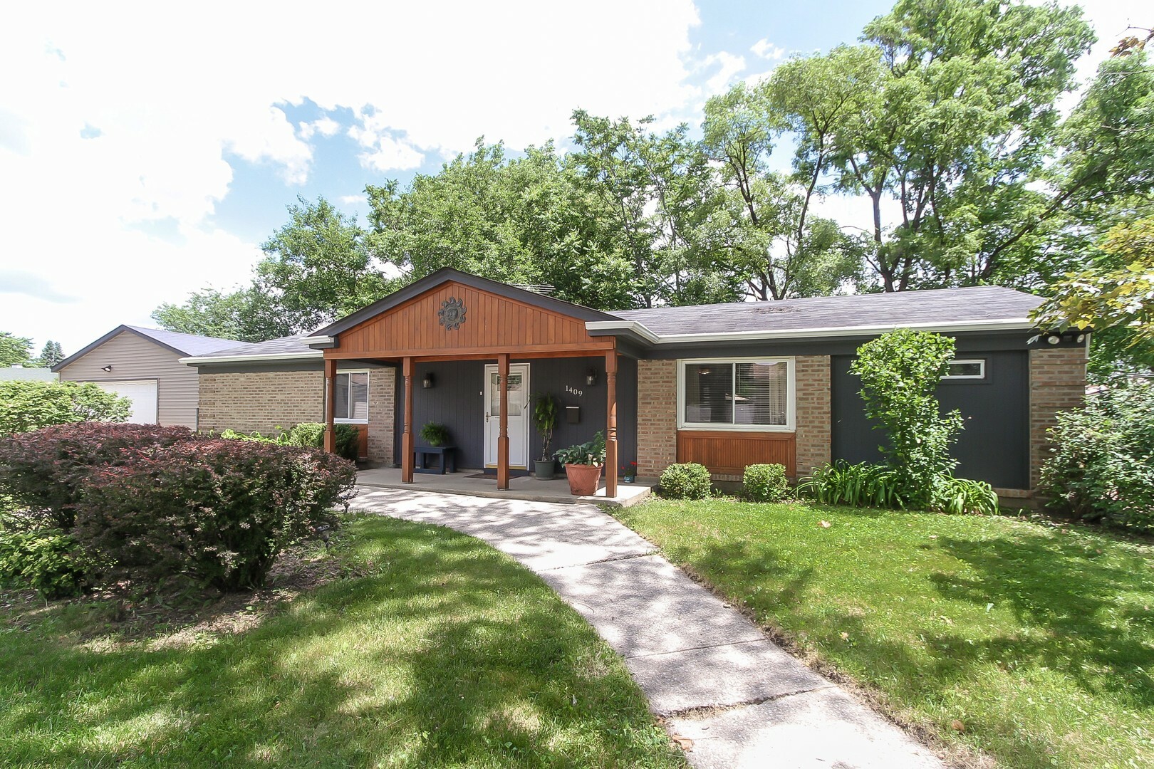 Property Photo:  1409 Chapman Court  IL 60139 