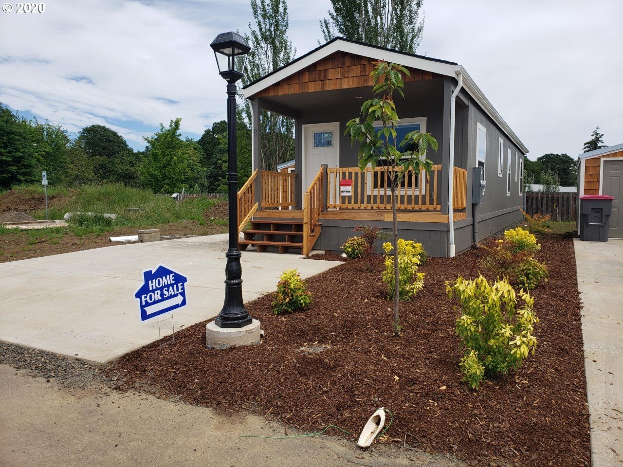 Property Photo: 515 SE Sheridan Rd 8 OR 97378