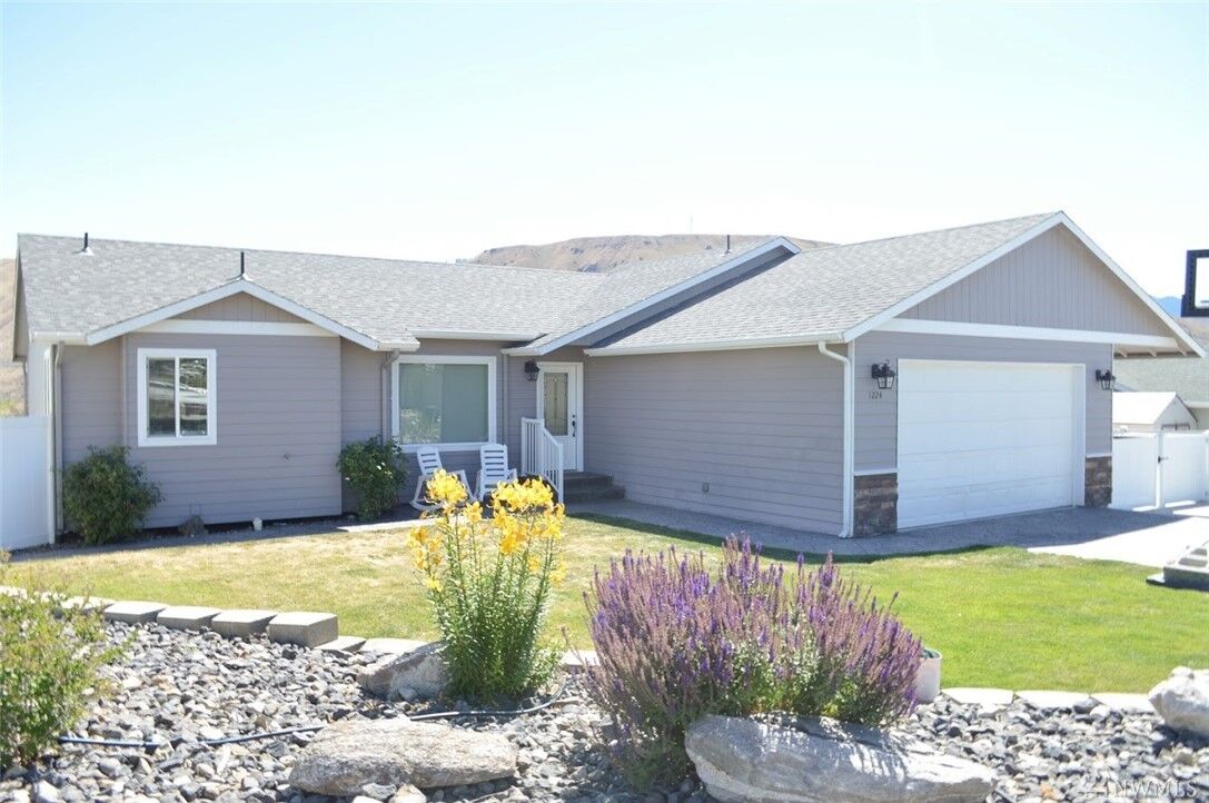 Property Photo:  1224 SE Juno Street  WA 98802