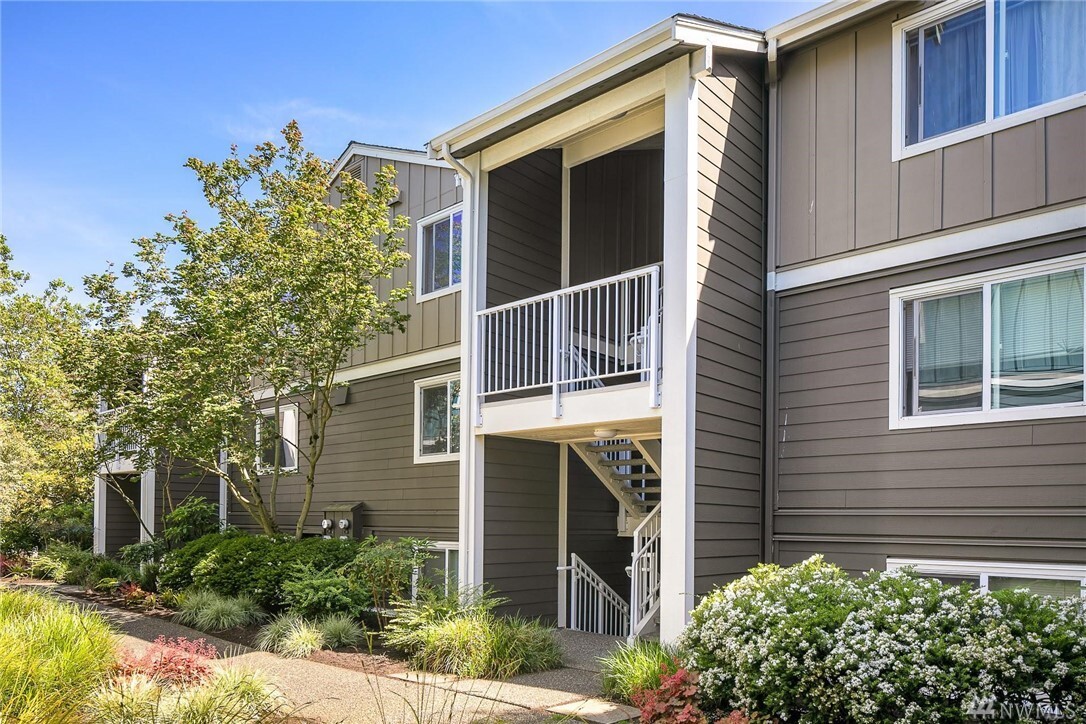 Property Photo:  300 N 130th St 6304  WA 98133 