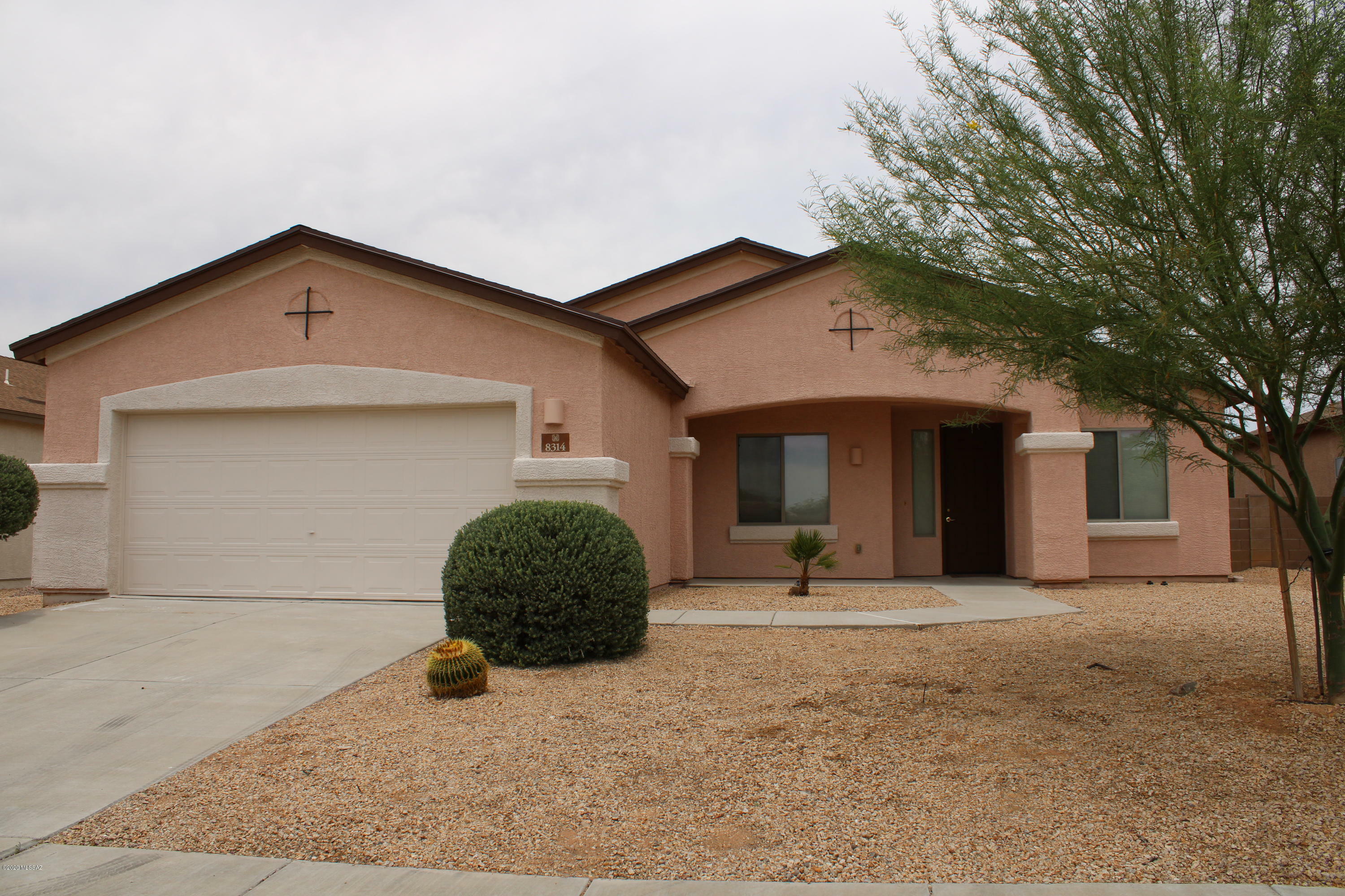 Property Photo: 8314 W Calle Sancho Panza AZ 85757