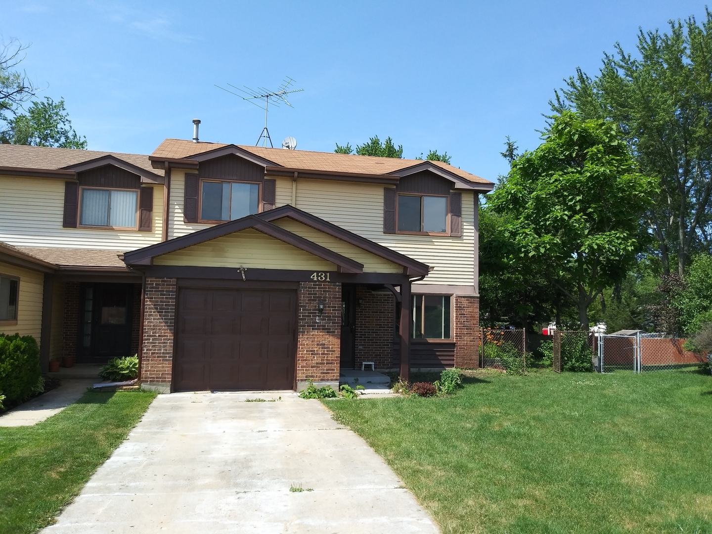 Property Photo: 431 Irvine Court IL 60090