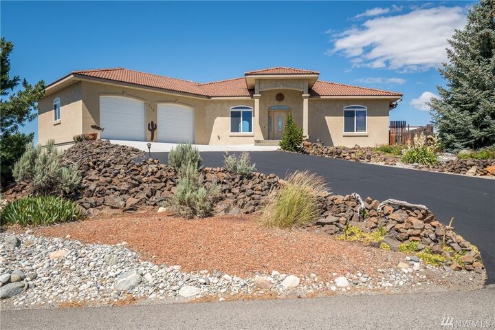 Property Photo: 702 Desert Canyon Blvd WA 98843