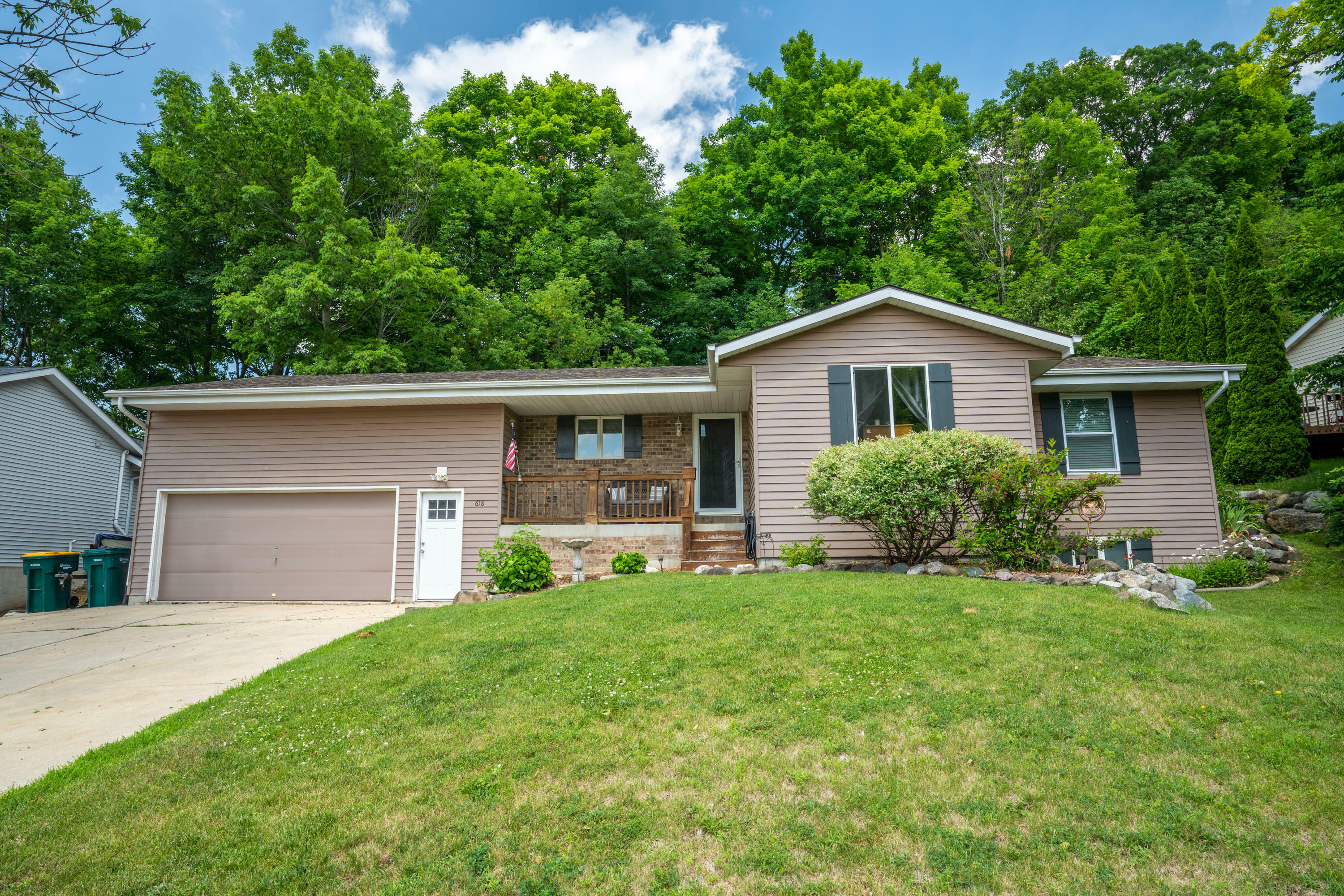 Property Photo:  618 Highview Dr  WI 53086 