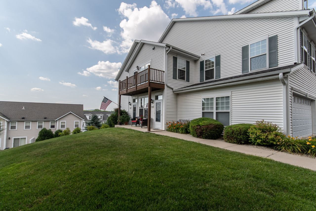 Property Photo: 1201 Woodbury Common B WI 53189