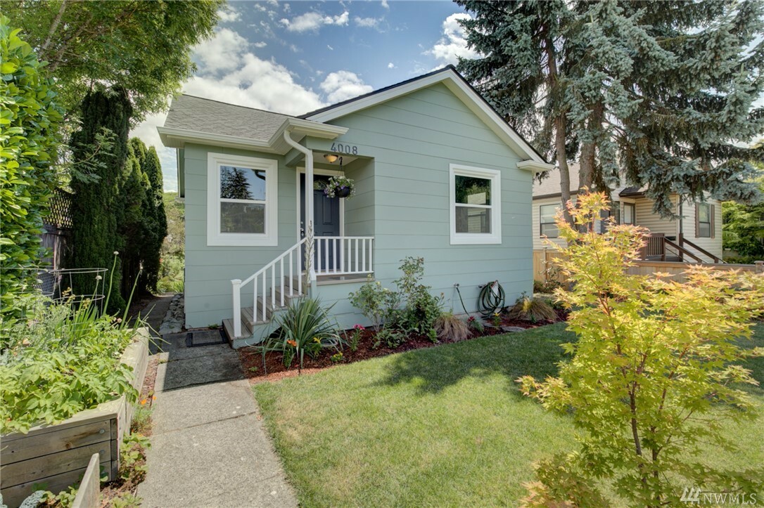 Property Photo:  4008 47th Ave SW  WA 98116 