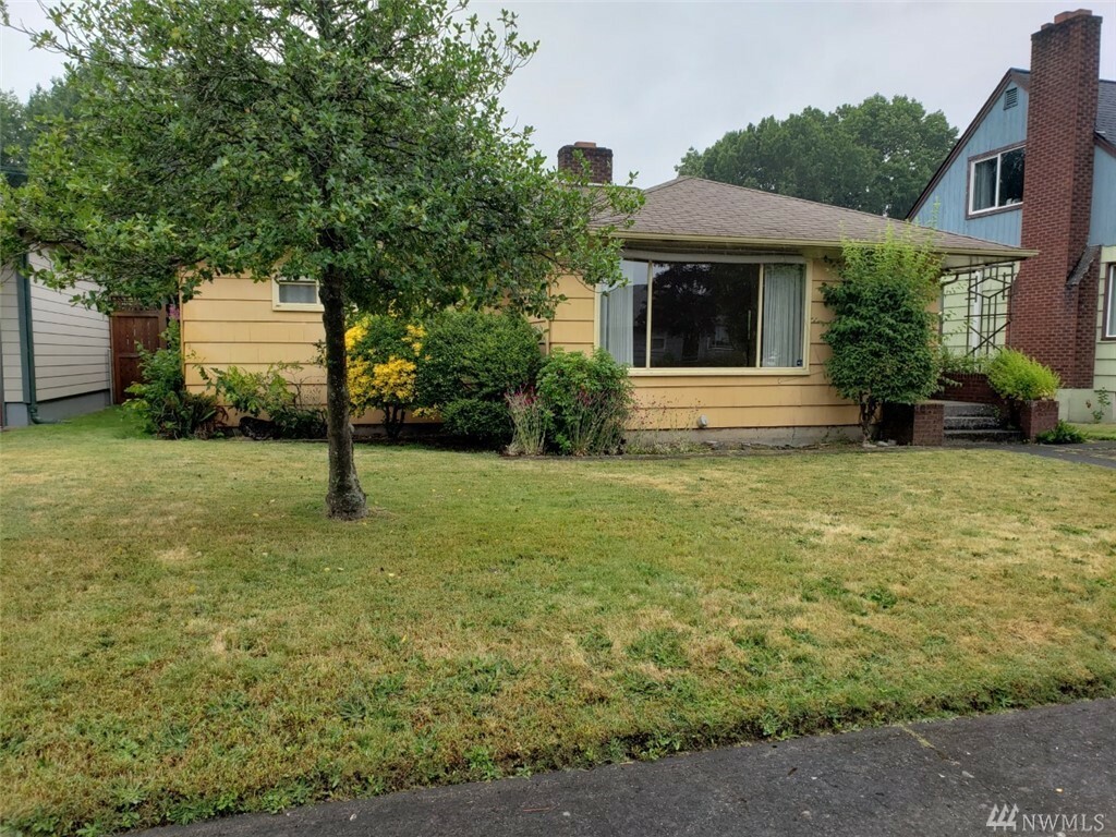 Property Photo:  941 21st Ave  WA 98632 