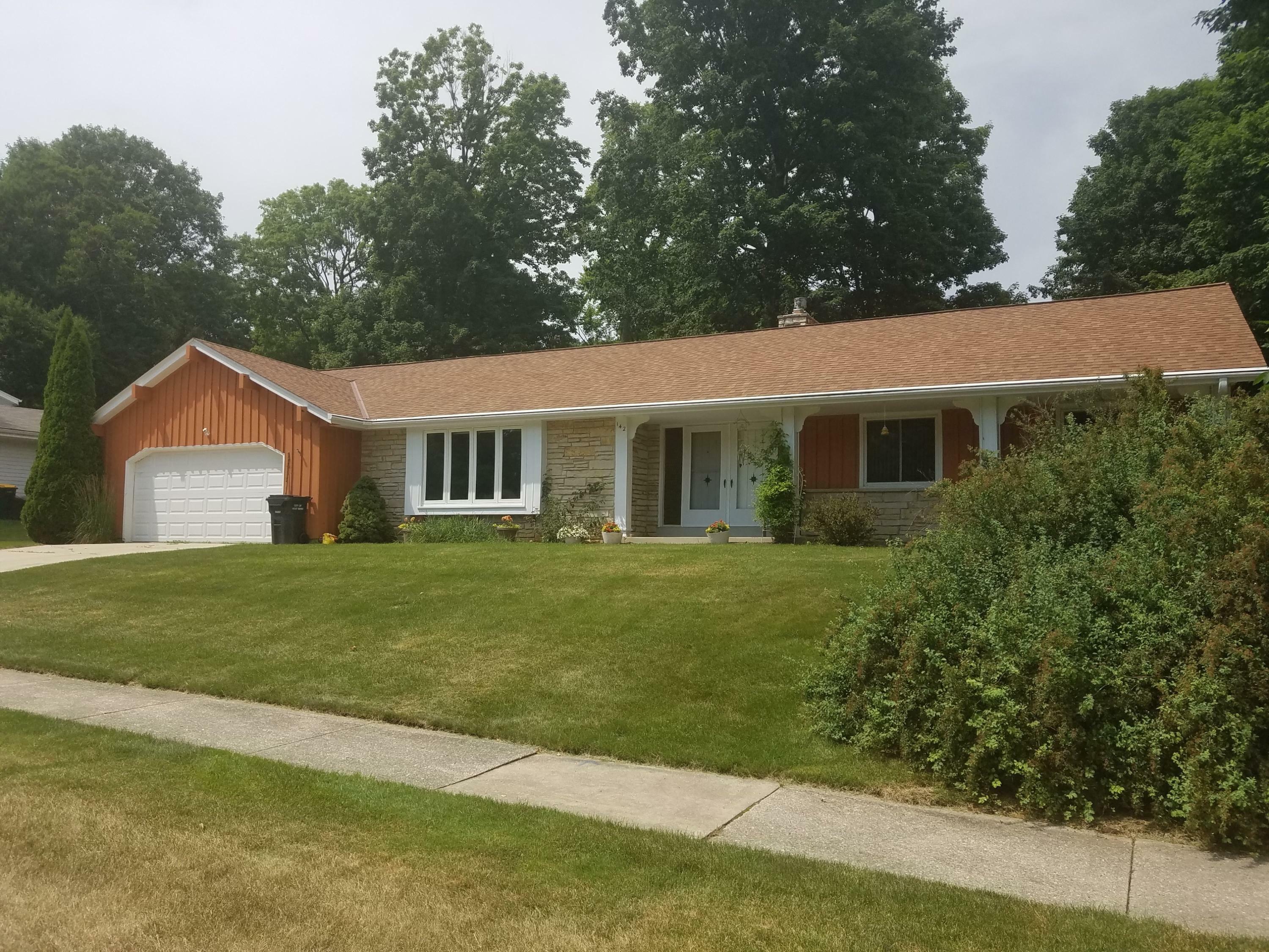Property Photo: 142 Maplewynde Rd WI 53095